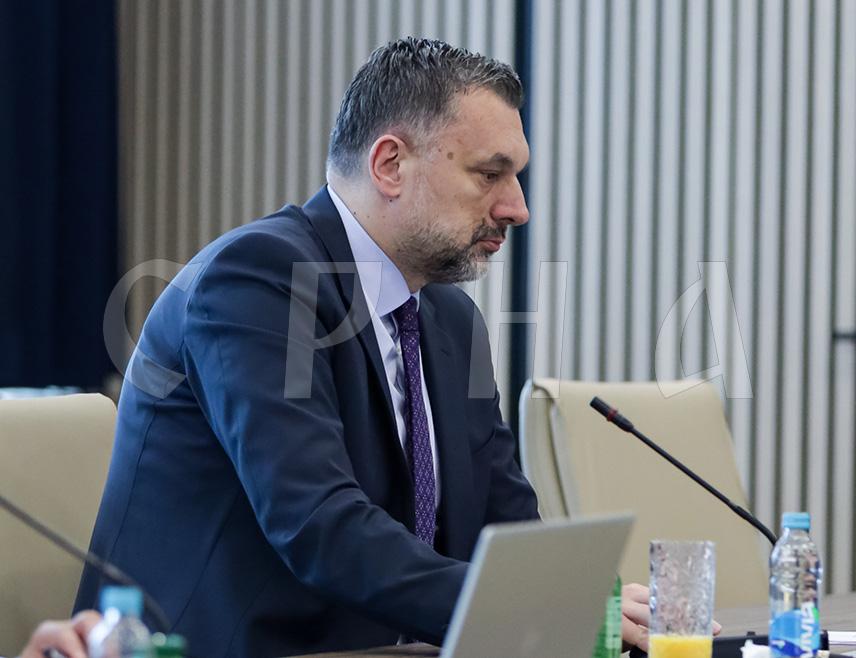 САРАЈЕВО, 26. ДЕЦЕМБРА /СРНА/ - Финансијска полиција привремено је одузела документацију из Владе и Скупштине Кантона Сарајево због сумње да је актуелни министар иностраних послова у Савјету министара Елмедин Конаковић злоупотријебио функцију док је обављао дужност кантоналног премијера и предсједавајућег Кантоналне скупштине.