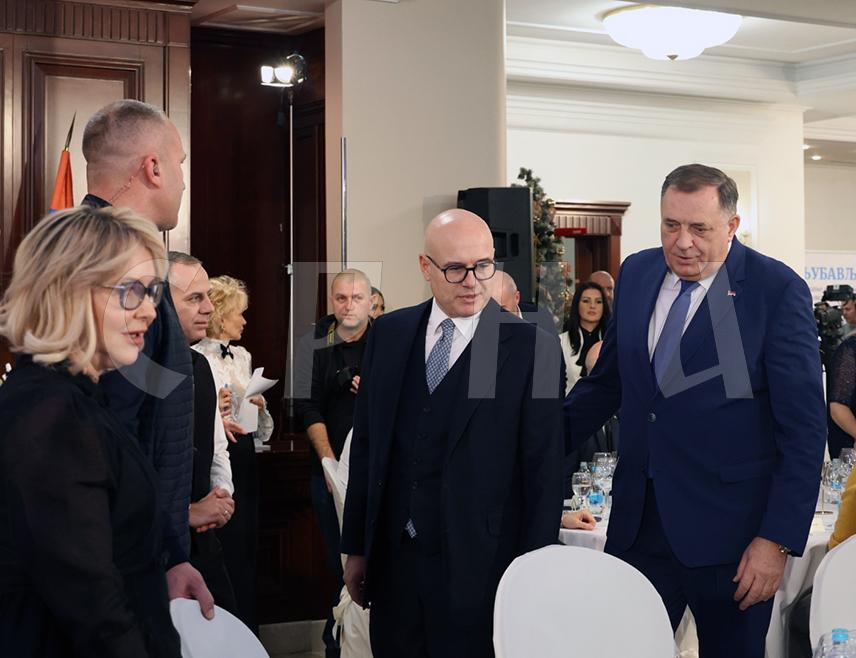 БАЊАЛУКА, 26. ДЕЦЕМБРА /СРНА/ - Савјетник предсједника Србије за регионална питања Милош Вучевић рекао је вечерас да Влада Србије донира милион евра за акцију "С љубављу храбрим срцима" и да ће Србија увијек да буде уз Републику Српску.