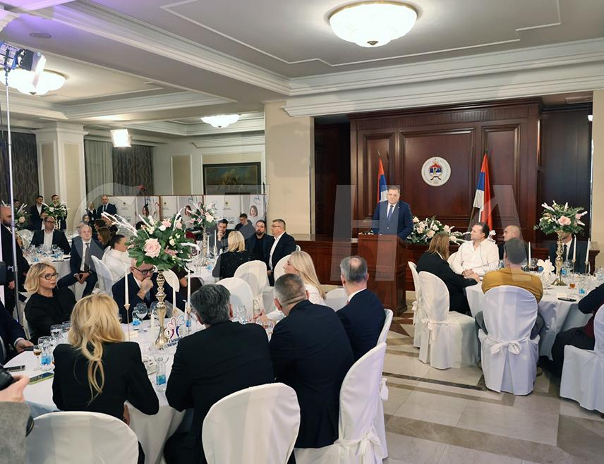 БАЊАЛУКА, 26. ДЕЦЕМБРА /СРНА/ - Предсједник СНСД-а Милорад Додик рекао је да је хуманитарна акција "С љубављу храбрим срцима" дио одговорне и националне политике коју води Република Српска.