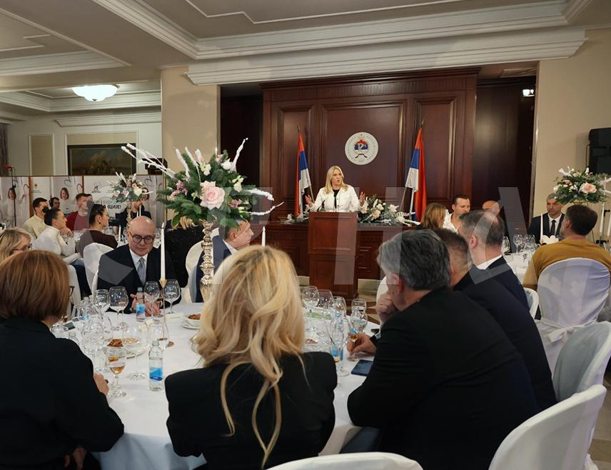 BANJA LUKA, DECEMBER 26 /SRNA/ – Serb member of the Presidency of BiH Željka Cvijanović said that she is always proud when Republika Srpska organises a donor evening, as it represents a mission of humanity and solidarity involving everyone – institutions and citizens alike, with Republika Srpska and Serbia acting together.