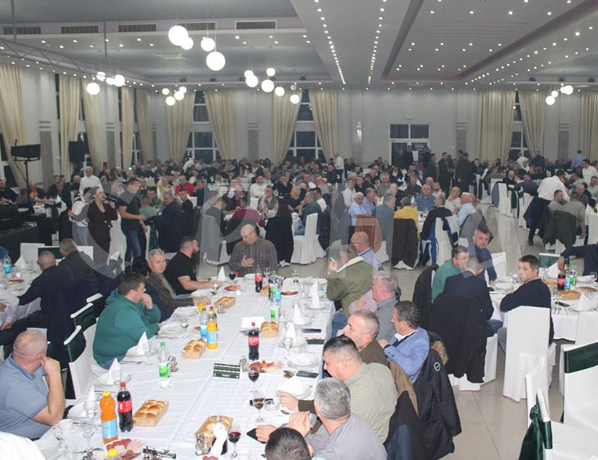 ЛОПАРЕ, 27. ДЕЦЕМБРА /СРНА/ - Традиционално ловачко вече у Лопарама и ове године окупило је рекордан број ловаца и гостију из Србије.