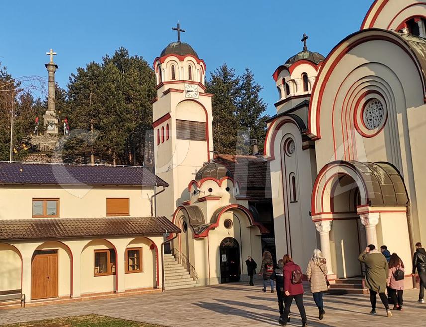 ДОБОЈ, 27. ДЕЦЕМБРА /СРНА/ - У Добоју је у оквиру обиљежавања 110 година од интернације Срба у први организовани логор у цивилизованој Европи у којем је живот изгубило 12.000 људи, почела Света литургија у Храму Светих Петра и Павла за Србе убијене у добојском логору.