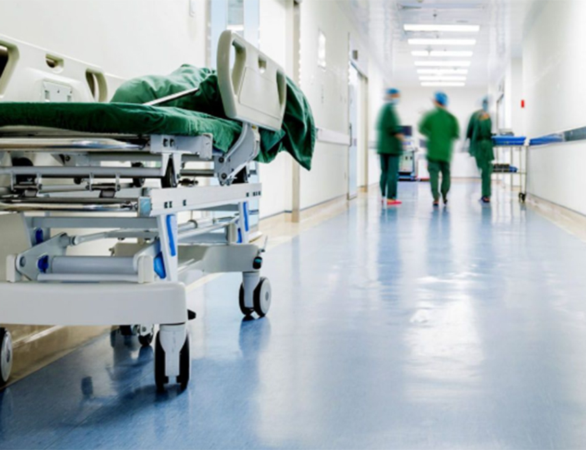 БЕРЛИН, 27. ДЕЦЕМБРА /СРНА/ - Тридесеттрогодишњи пацијент у Универзитетској болници у граду Гисен у психички растројеном стању маказама је напао особље болнице, а потом и полицајце због чега су снаге реда биле приморане да га усмрте.