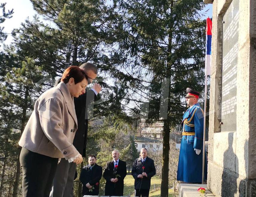 ДОБОЈ, 27. ДЕЦЕМБРА /СРНА/ - Изасланик српског члана Предсједништва БиХ Маја Гачић и помоћник министра рада и борачко-инвалидске заштите Небојша Видаковић данас су у име институција Републике Српске положили вијенац код споменика жртвама добојског логора недалеко од жељезничке станице у Добоју.