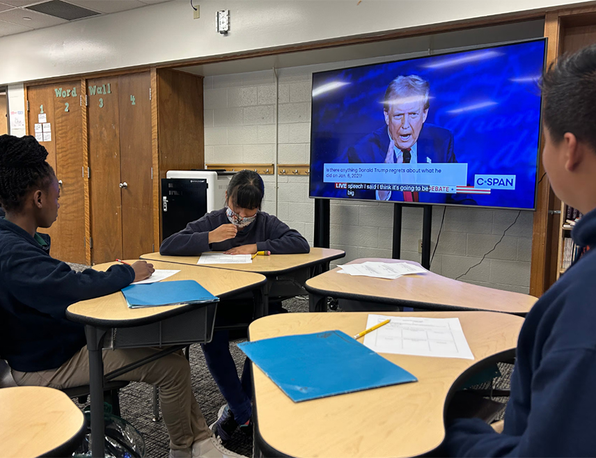 ЛОНДОН, 27. ДЕЦЕМБРА /СРНА/ - Наставник у једној школи у Британији рекао је да су га упоредили са терористом јер је својим ученицима приказао неколико видео-снимака америчког предсједника Доналда Трампа, објавио је "Телеграф".