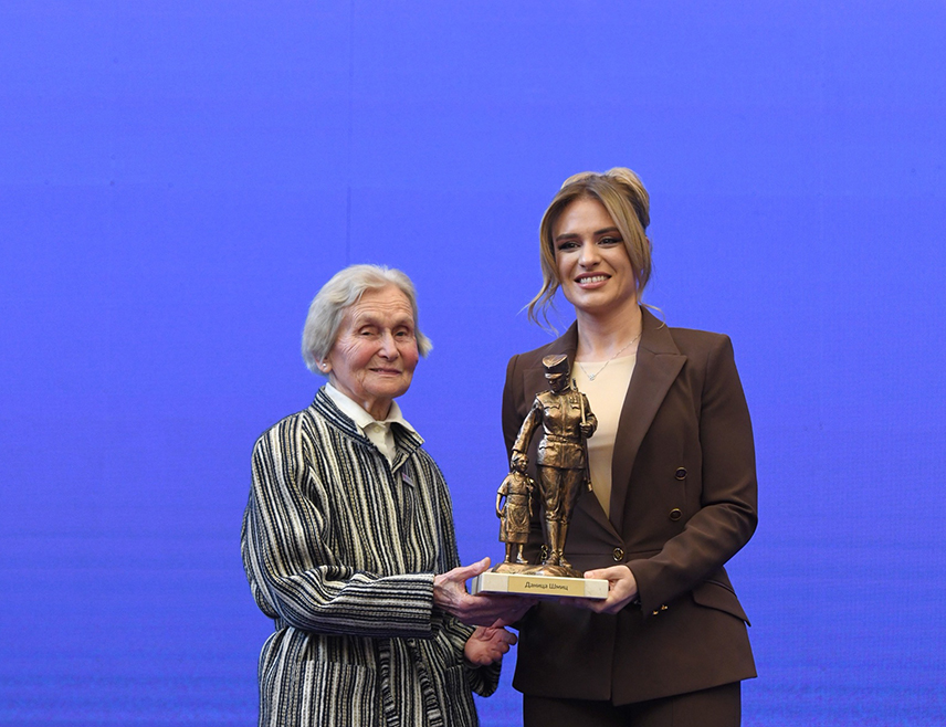 БЕОГРАД, 27. ДЕЦЕМБРА /СРНА/ - Миља Зечевић из Републике Српске, којој су током рата у БиХ пред очима убили супруга и тројицу синова, једна је од седам добитница признања "Милунка Савић", данас уручених у Београду.