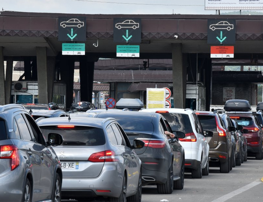 БАЊАЛУКА, 27. ДЕЦЕМБРА /СРНА/ - Појачан је саобраћај и дужа су чекања граници са Хрватском на излазу из БиХ на граничним прелазима Градишка, Козарска Дубица, Костајница, Градина и Велика Кладуша, саопштено је из Ауто-мото савеза /АМС/ Републике Српске.