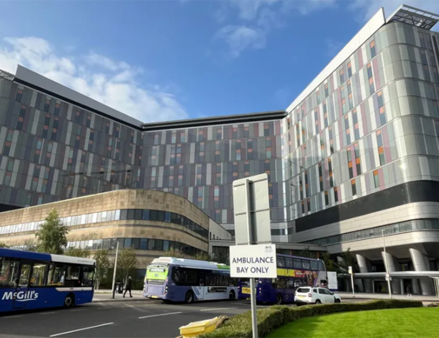 ГЛАЗГОВ, 27. ДЕЦЕМБРА /СРНА/ - Тијело погрешне особе кремирано је у  Универзитетској болници "Краљице Елизабете" у Глазгову због чега је покренута истрага, а одговорни суспендовани, преноси "Би-Би-Си".