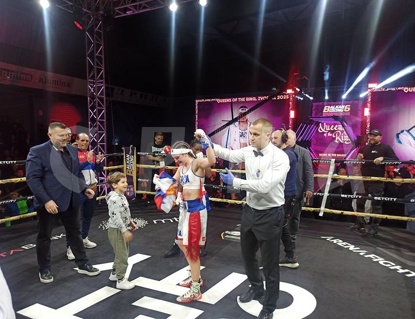 ЗВОРНИК, 27. ДЕЦЕМБРА /СРНА/ - Српска репрезентативка и чланица Боксерског клуба "Обилић" из Зворника Сара Ћирковић вечерас је у Зворнику побиједила Сајду Москер из Панаме.