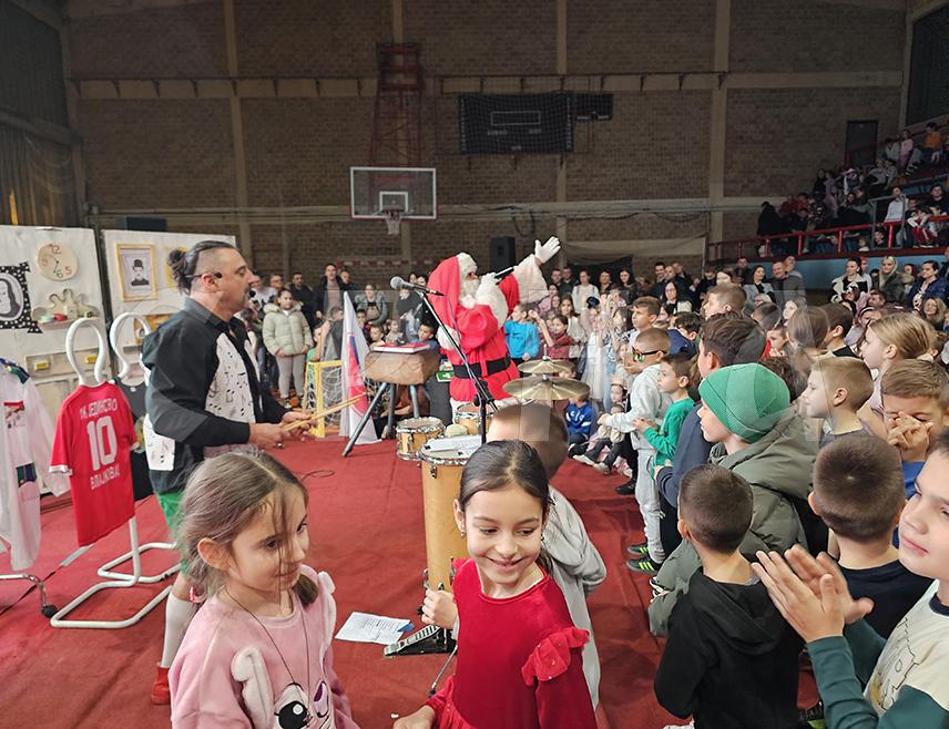 УГЉЕВИК, 27. ДЕЦЕМБРА /СРНА/ - У Угљевику је одржана несвакидашња новогодишња рокенрол журка за више од 600 дјеце до 10 година, а затим су им подијељени пакетићи које је обезбиједила општина.