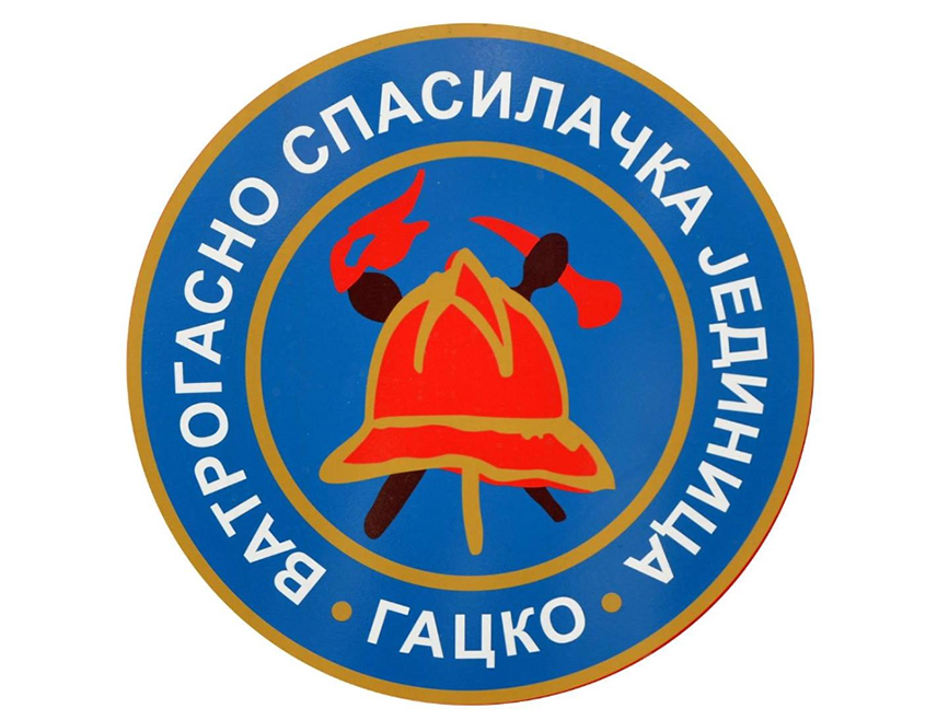 ГАЦКО, 27. ДЕЦЕМБРА /СРНА/ - Пожар је данас избио у близини Средњошколског центра Гацко и запријетио околним објектима, али је његово ширење спријечено захваљујући интервенцији ватрогасаца, објавило је Ватрогасна спасилачка јединица у том граду.