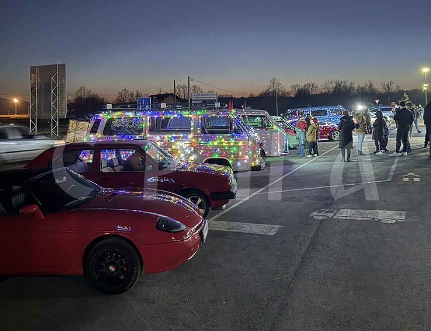 ПРЊАВОР, 27. ДЕЦЕМБРА /СРНА/ - Олдтајмери у новогодишњем издању и рок концерт групе "Деминутив" обиљежили су вечерашњи програм "Зимофеста" на градском тргу у Прњавору.