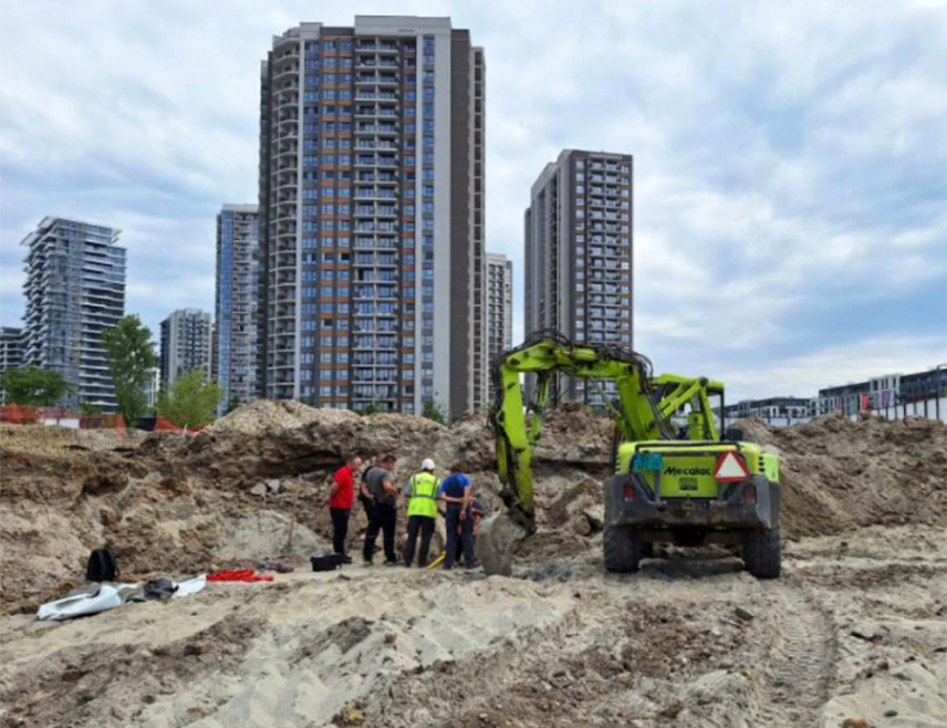 БЕОГРАД, 28. ДЕЦЕМБРА /СРНА/ - У Београду је почело уклањање бомбе из Другог свјетског рата која је пронађена на градилишту Београд на води, недалеко од тржног центра Галерија.