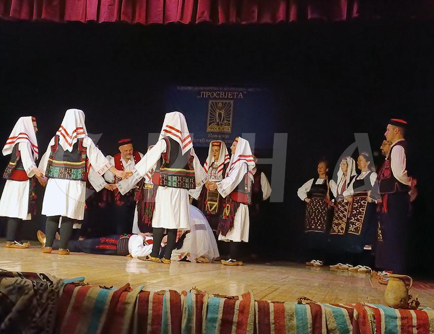 ПРЊАВОР, 28. ДЕЦЕМБРА /СРНА/ - Српско просвјетно и културно друштво /СПКД/ "Просвјета" из Прњавора одржало је годишњи тематски концерт "Приче из воденице" током којег је публика кроз приказ некадашњих обичаја имала прилику да се врати у вријеме када се вјеровало у митове.