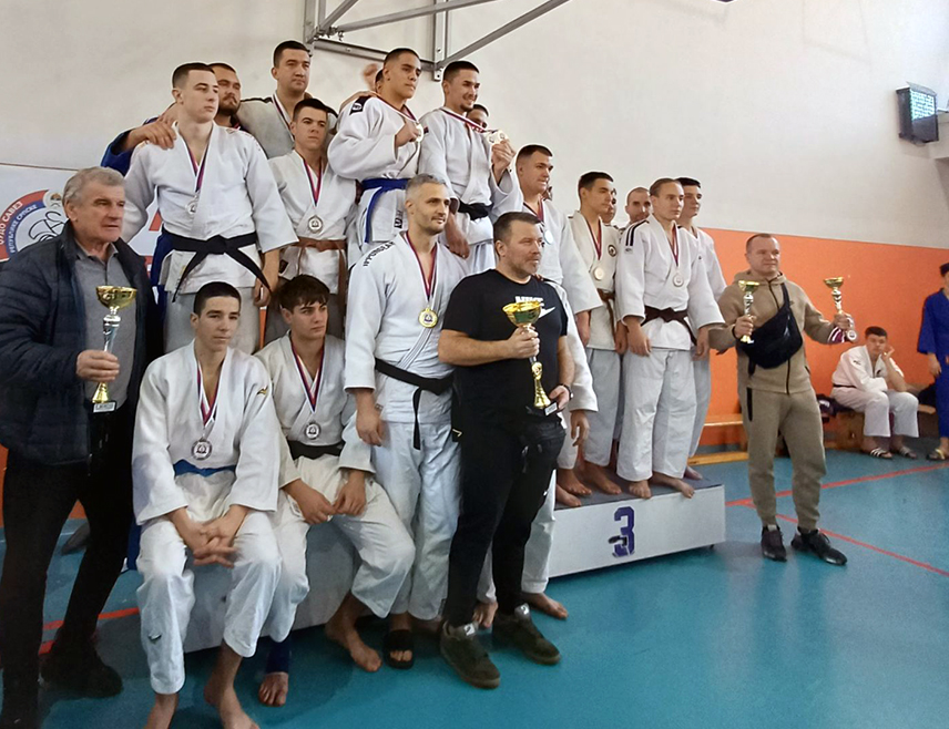 ЗВОРНИК, 28. ДЕЦЕМБРА /СРНА/ - Џудисти Џудо клуба "Соко" из Зворника освојили су у екипној конкуренцији друго мјесто на завршном колу Џудо лиге Савеза Републике Српске за сениоре и пионире у Добоју, рекао је данас Срни директор зворничког Клуба Драган Божовић.