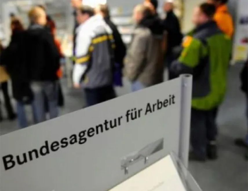 БЕРЛИН, 28. ДЕЦЕМБРА /СРНА/ - Њемачка Савезна агенција за запошљавање упозорила је да су изгледи за проналажење посла пали на рекордно низак ниво.