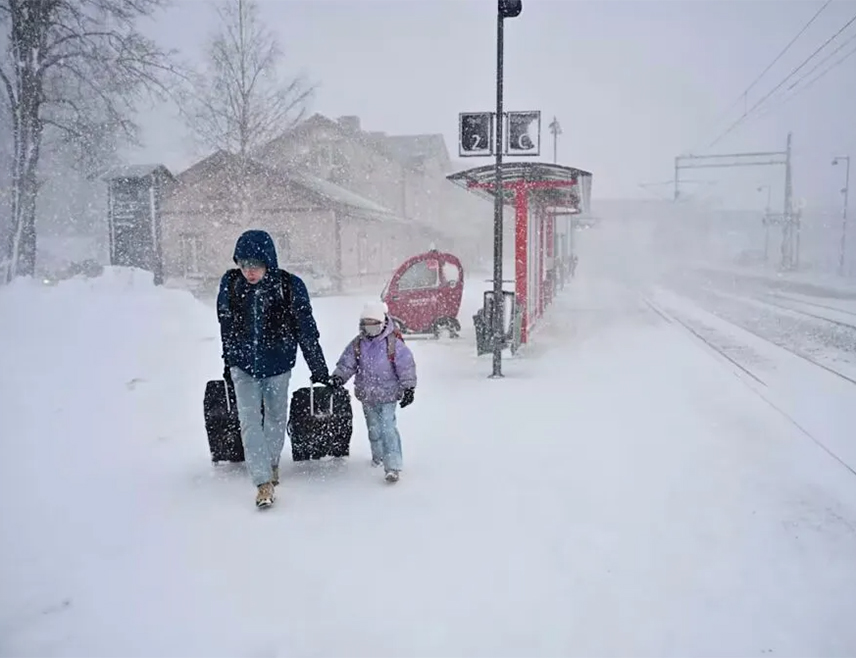 СТОКХОЛМ, 28. ДЕЦЕМБРА /СРНА/ - Двије особе погинуле су у Шведској након што је снажна зимска олуја погодила нордијске земље, изазвала проблеме у саобраћају и нестанак струје.