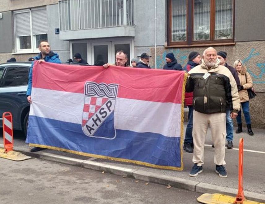 ЗАГРЕБ, 28. ДЕЦЕМБРА /СРНА/ - Хрватски десничари протестују испред стана градоначелника Загреба Томислава Томашевића јер град није одобрио други концерт контроверзног хрватског пјевача Марка Перковића Томпсона због усташког поздрава "За дом спремни" који су и узвикивали.