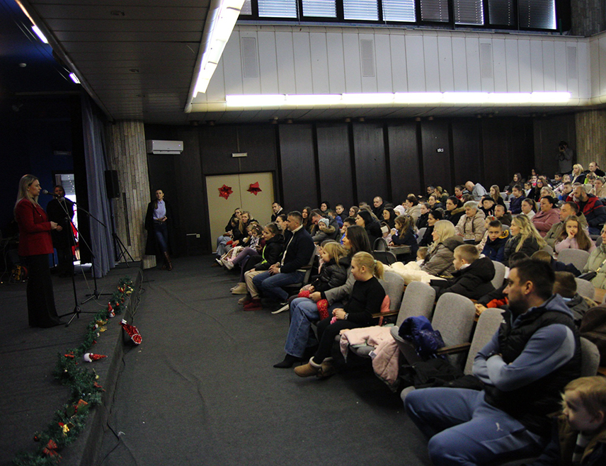 ДОБОЈ, 28. ДЕЦЕМБРА /СРНА/ - Поклони на данашњи празник Материце не треба да имају материјалну вриједност већ су симбол међусобног повезивања унутар породице, рекла је Срни Марина Протић, предсједник Удружења породица са троје и више дјеце "Понос" из Добоја које је данас организовало подјелу новогодишњих пакетића.