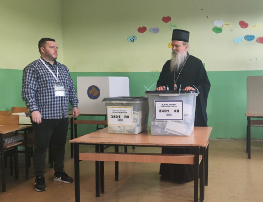 ГРАЧАНИЦА, 28. ДЕЦЕМБРА /СРНА/ - Његово високопреосвештенство митрополит рашко-призренски Tеодосије гласао је данас у Грачаници на ванредним парламентарним изборима у јужној српској покрајини.