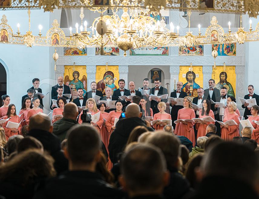 ПАЛЕ, 28. ДЕЦЕМБРА /СРНА/ - Српско пјевачко друштво "Слога" из Сарајева одржало је вечерас концерт у Храму Сабора Светог архангела Гаврила на Палама, гдје је отворена и изложба Школе иконописа "Архангел".