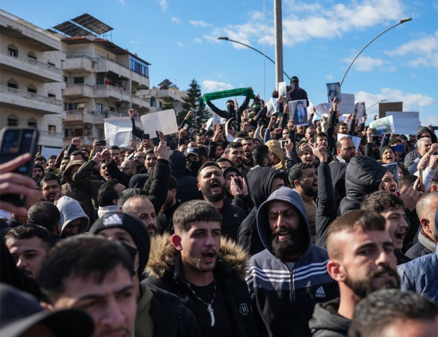 ДАМАСК, 28. ДЕЦЕМБРА /СРНА/ - Један полицајац је убијен а више их је рањена у нападу на припаднике безбједносних снага који су обезбјеђивали протест алавитске мањине у Латакији, јавила је сиријска телевизија.