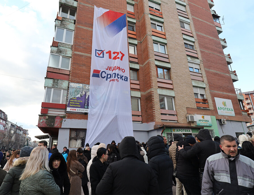 ГРАЧАНИЦА, 28. ДЕЦЕМБРА /СРНА/ - Српска листа је, према прелиминарним резултатима, прогласила побједу у Грачаници са освојена 6.562 гласа на ванредним парламентарним изборима.