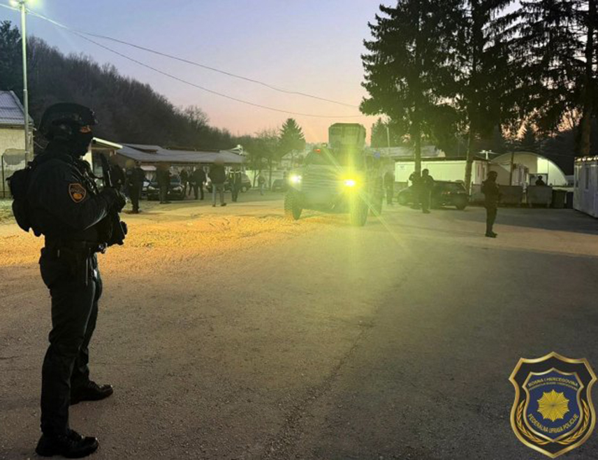 САРАЈЕВО, 29. ДЕЦЕМБРА /СРНА/ - Припадници Федералне управе полиције /ФУП/ провјерили су око 400 миграната у кампу у Блажују, пронашли наркотикe и идентификовали три безбједносно интересантна лица, од којих су два држављани Сирије, а једно азербејџанске националности.