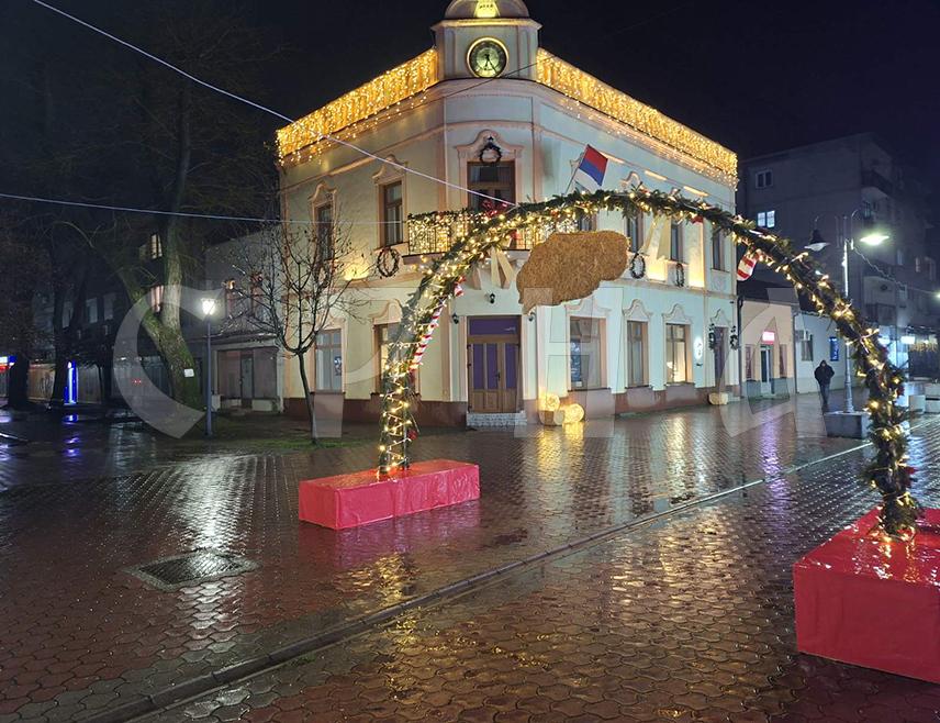 ШАМАЦ, 28. ДЕЦЕМБРА /СРНА/ - Нову 2026. годину Шамчани ће дочекати у кафићима, ресторанима, а већина њих на Градском тргу уз бенд и ватромет, а у поноћ грађанима ће празник честитати начелник општине Ђорђе Милићевић.