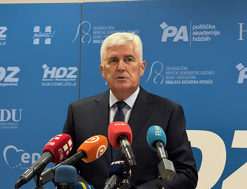 САРАЈЕВО, 30. ДЕЦЕМБРА /СРНА/ - Замјеник предсједавајућег Дома народа Драган Човић изјавио је да сви који немају довољно политичке мудрости да схвате да урушавање троношца БиХ трајно нарушава и земљу и даље сањају далеки сан о једнонационалној држави која никада неће угледати свјетло дана.