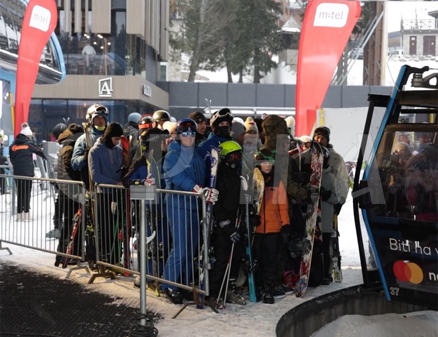 ЈАХОРИНА, 30. ДЕЦЕМБРА /СРНА/ - Представници Олимпијског центра "Јахорина" уручили су данас сезонске ски-карте олимпијцима у знак подршке, захвалности и поноса због резултата којим су промовисали земљу и дух олимпизма.