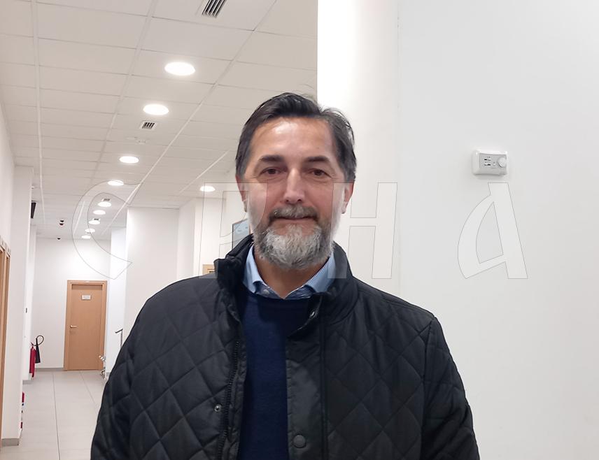 TРЕБИЊЕ, 30. ДЕЦЕМБРА /СРНА/ - Лице чији су иницијали С.Б, које је јутрос повријеђено у инциденту са употребом ватреног оружја у требињском насељу Виногради, смјештено је у Општу болницу Tребиње, гдје су му констатоване лакше повреде које нису опасне по живот, рекао је портпарол Окружног јавног тужилаштва Срђан Вукановић.