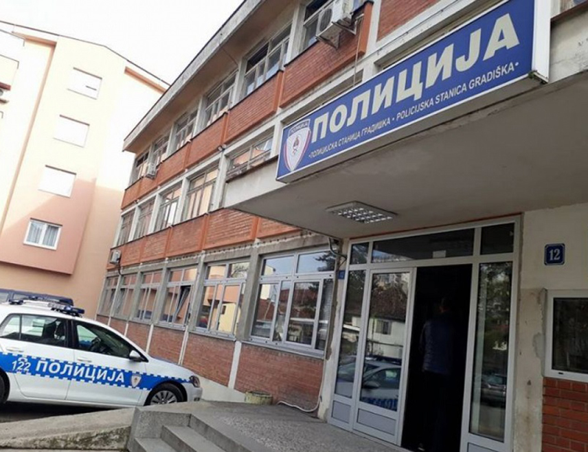 ГРАДИШКА, 31. ДЕЦЕМБРА /СРНА/ - Возач из Српца чији су иницијали А.П. тешко је повријеђен у саобраћајној незгоди у мјесту Кочићево код Градишке и упућен је у Универзитетски клинички центар Републике Српске у Бањалуци.