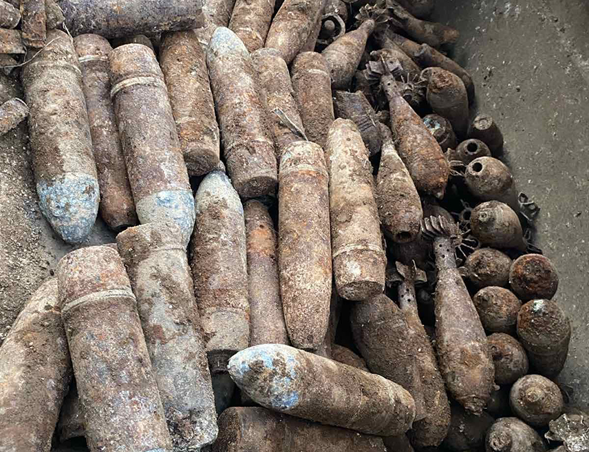 ПОДГОРИЦА, 31. ДЕЦЕМБРА /СРНА/ - У дворишту Основне школе "Никола Ђурковић" у Радановићима код Котора приликом грађевинских радова пронађена је велика количина мина и граната италијанске призводње из Другог свјетског рата.