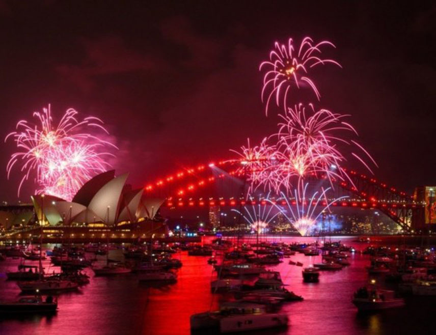 СИДНЕЈ, 31. ДЕЦЕМБРА /СРНА-Ројтерс/ - Сиднеј је дочекао 2026. годину ватрометом и уз појачано присуство полиције, неколико седмица након што су наоружани људи убили 15 особа на скупу Јевреја на плажи Бонди.