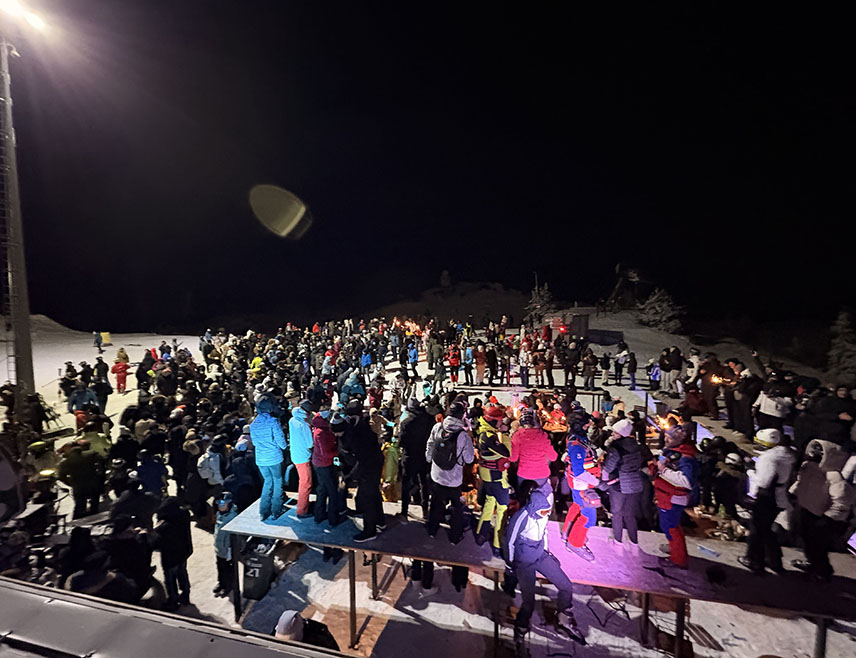 ЈАХОРИНА, 1. ЈАНУАРА /СРНА/ - Око 1.000 посјетилаца Олимпијског центра "Јахорина" у новогодишњој ноћи уживало је у скијању, вожњи гондолом, музици и ватромету на врху планине.