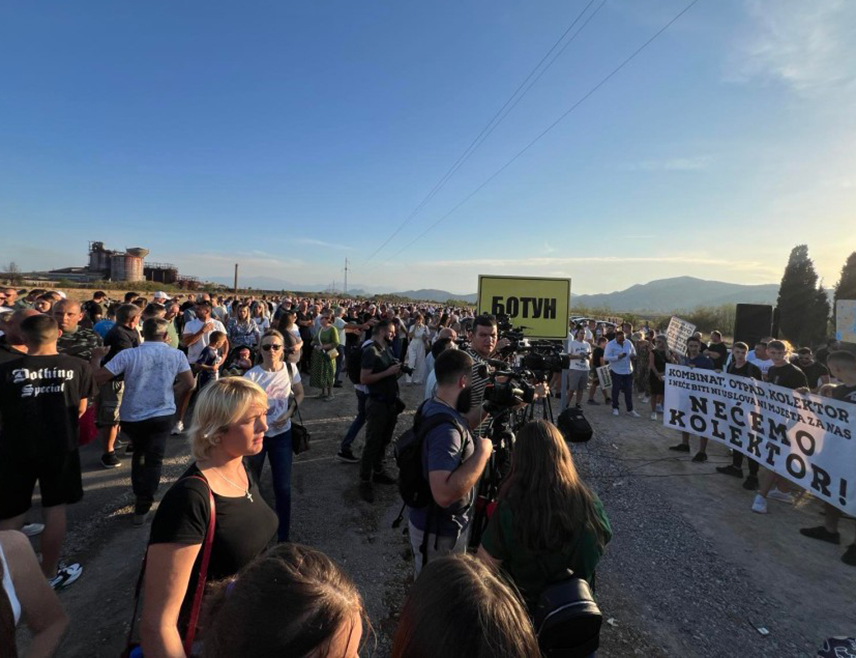 ПОДГОРИЦА, 1. ЈАНУАРА /СРНА/ - Мјештани Ботуна у општини Зета који се противе изградњи постројења за пречишћавање отпадних вода у селу отказали су за данас најављени протести након договора са полицијом.