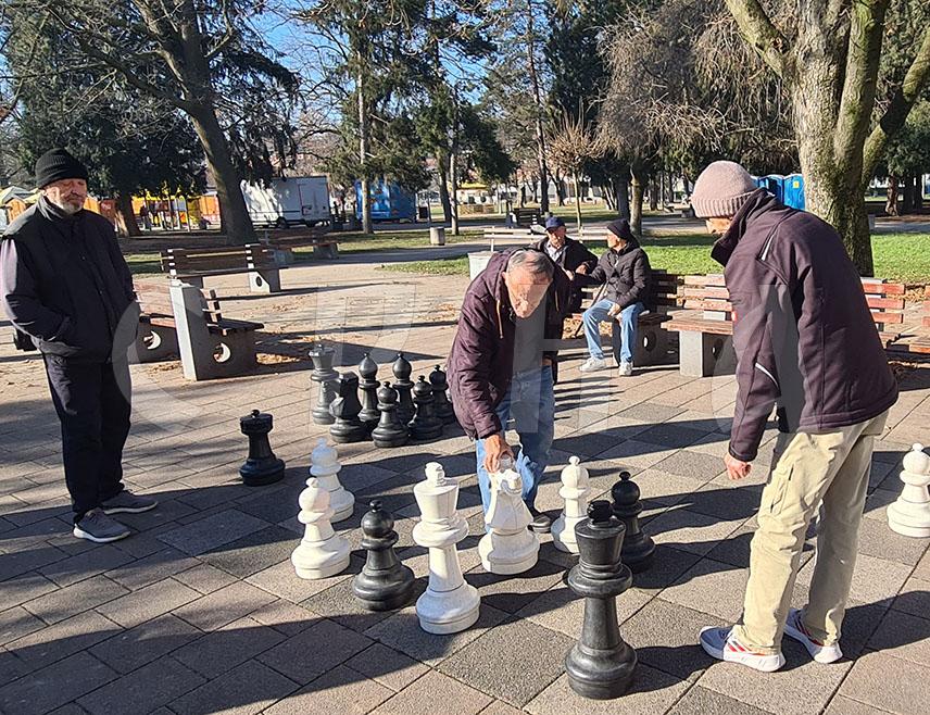 ДОБОЈ, 1. ЈАНУАРА /СРНА/ - Сунчано вријеме у Парку народних хероја у Добоју иде на руку старијим суграђанима да демонстрирају вјештине у уличном шаху, а млађима на отвореном клизалишту.