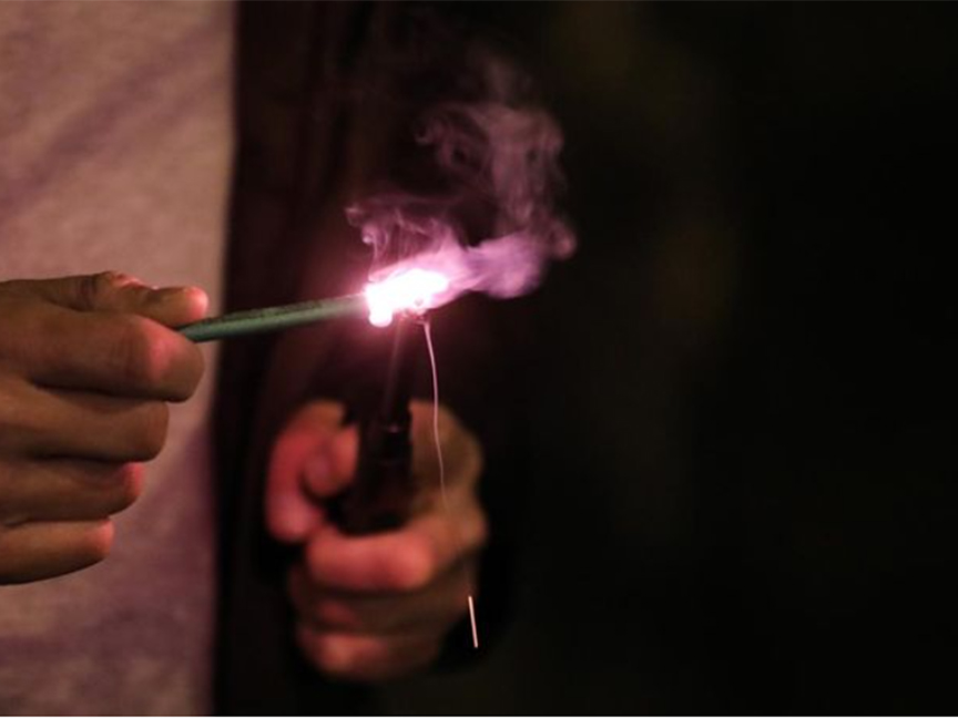 БЕОГРАД, 1. ЈАНУАРА /СРНА/ - У Београду су два дјечака од 13 година задобила повреде лица и очију усљед експлозије петарди.