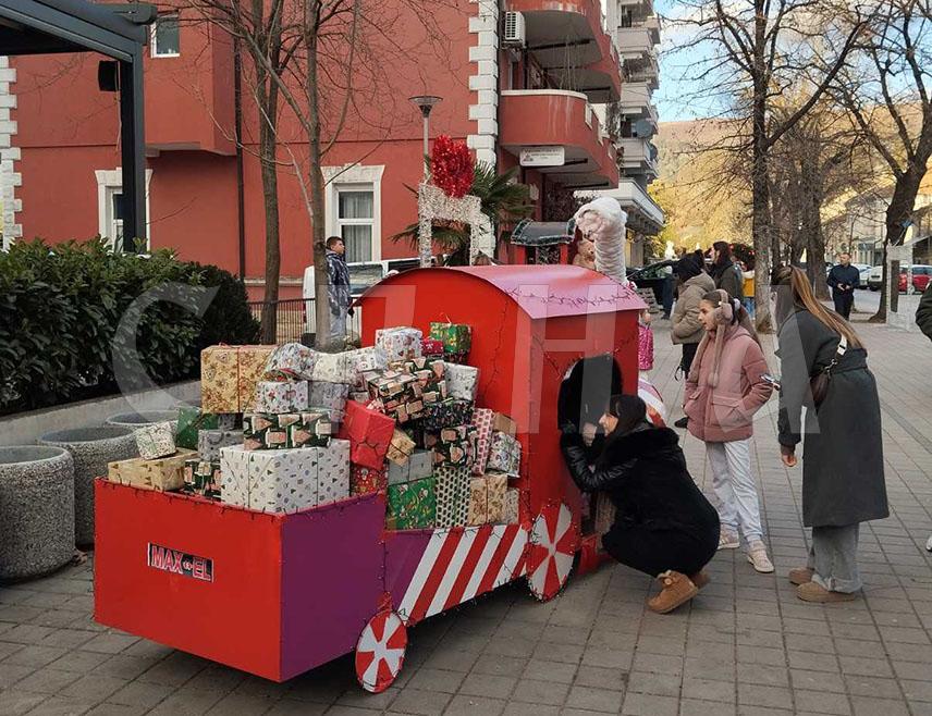БИЛЕЋА, 1. ЈАНУАРА /СРНА/ - У Билећи је данас почела дводневна манифестација "Божићна бајка", која је окупила бројне становнике ове херцеговачке општине, који су присуствовали богатом забавном програму.