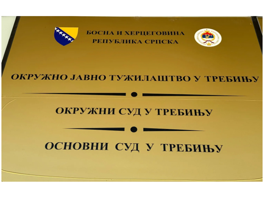 TРЕБИЊЕ, 1. ЈАНУАРА /СРНА/ - Основни суд у Tребињу одредио је једномјесечни притвор мушкарцу чији су иницијали С.Б. /28/ из тог града, осумњиченом за пуцњаву 30. децембра у кући у насељу Виногради.