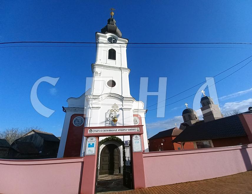 Пролазећи кроз Јагодњак, мало мјесто између Осијека и Белог Манастира, гледајући опустјеле куће и запуштене окућнице неко би могао да помисли да је ту вријеме стало, да се живот полако гаси и да са том мишљу оде, ако не види чудо Божије - два православна храма који, један поред другог, свједоче о бурној прошлости српског народа на тим просторима, али и о снази православне вјере