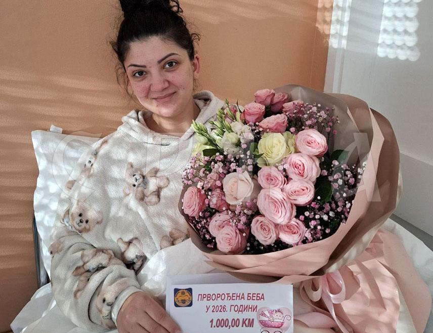 ГРАДИШКА, 2. ЈАНУАРА /СРНА/ - Поклон-честитка градоначелника Градишке Зорана Аџић у износу од 1.000 КМ уручена је данас Душани Босанчић, мајци прворођене бебе у Градишци.