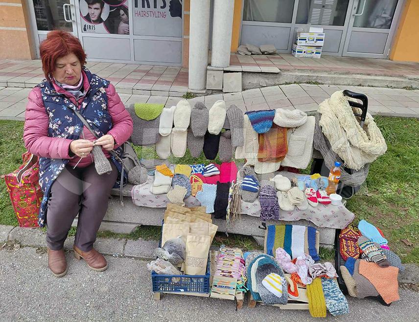 ИСТОЧНО САРАЈЕВО, 2. ЈАНУАРА /СРНА/ - Крај прошле и почетак ове године обиљежиле су ниске температуре ваздуха, али то није спријечило вриједне плетиље да на клупама на улицама Источног Сарајева плету вунене чарапе, приглавке, рукавице, шалове, капе и шарене папе за малишане и по симболичним цијенама нуде своје рукотворине туристима и грађанима.