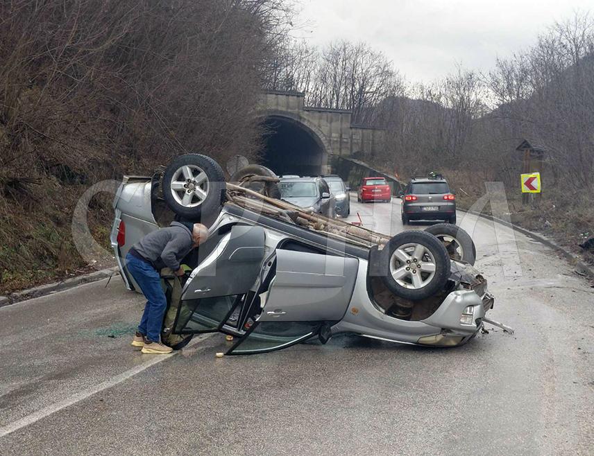 САРАЈЕВО, 2. ЈАНУАРА /СРНА/ – Возач је на путу Сарајево-Пале, у мјесту Лапишница, изгубио контролу над возилом којим је управљао и преврнуо се на кров, али нико није повријеђен, потврђено је Срни из Оперативног центра Министарства унутрашњих послова Кантона Сарајево.