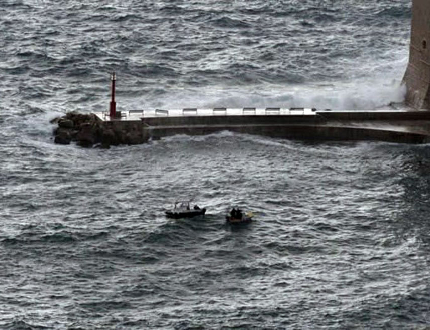 ДУБРОВНИК, 2. ЈАНУАРА /СРНА/ - Tијело држављанина БиХ извучено је из мора на брод Лучке капетаније Дубровник након дуготрајне и изузетно захтјевне борбе са врло високим таласима, јављају хрватски медији.