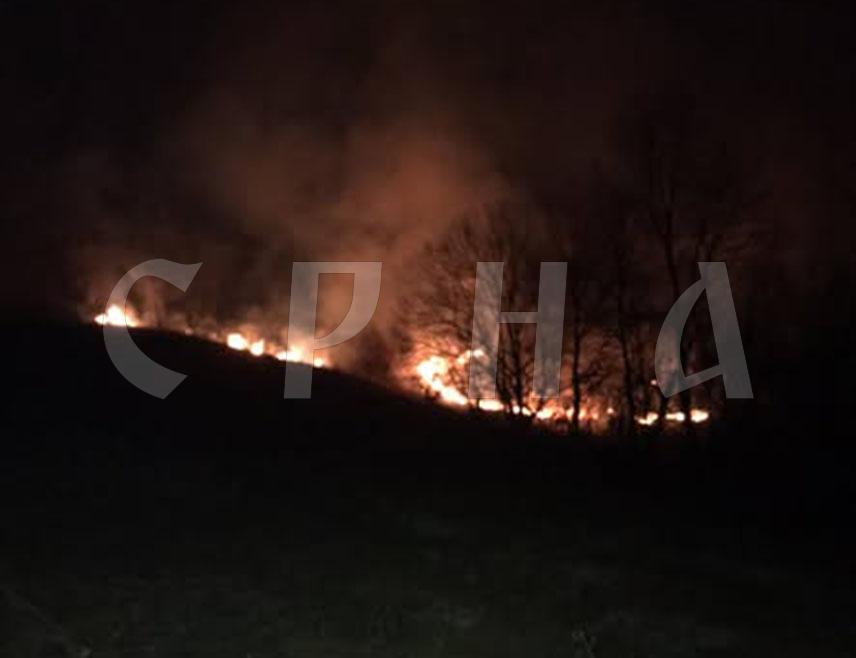 СРЕБРЕНИЦА, 2. ЈАНУАРА /СРНА/ - Сребренички ватрогасци данас су угасили два пожара који су захватили суву траву, коров, шикаре и ниско растиње, рекао је Срни командир Територијалне ватрогасне јединице у Сребреници Велибор Николић.