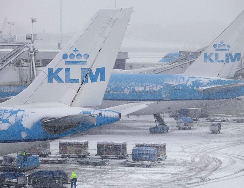АМСТЕРДАМ, 2. ЈАНУАРА /СРНА/ - Амстердамски аеродром "Схипхол" очекује да ће стотине летова бити отказано у суботу због снијега и леда, јавила је холандска новинска агенција АНП.