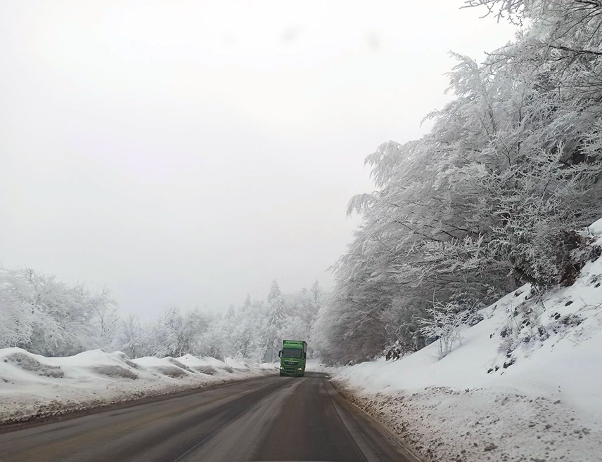 БИЈЕЉИНА, 3. ЈАНУАРА /СРНА/ - У Републици Српској јутрос се саобраћа по претежно мокрим и клизавим коловозима, а на подручју Посавине пада снијег који се задржава на коловозу, саопштено је из Ауто-мото савеза /АМС/ Српске.