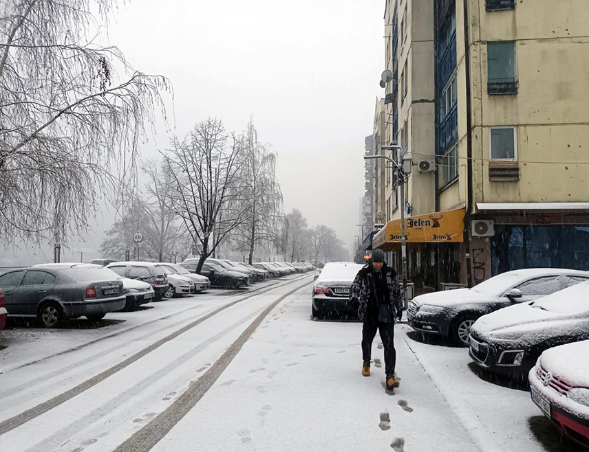 ЗВОРНИК, 4. ЈАНУАРА /СРНА/ - Сви магистрални и регионални путеви у регији Бирач су проходни, али је због снијега који и даље пада отежан саобраћај, посебно на превојима Хан Поглед, Црни врх, као и на путним правцима у Власеници, Шековићима и Скеланима, саопштено је из предузећа "Зворникпутеви".